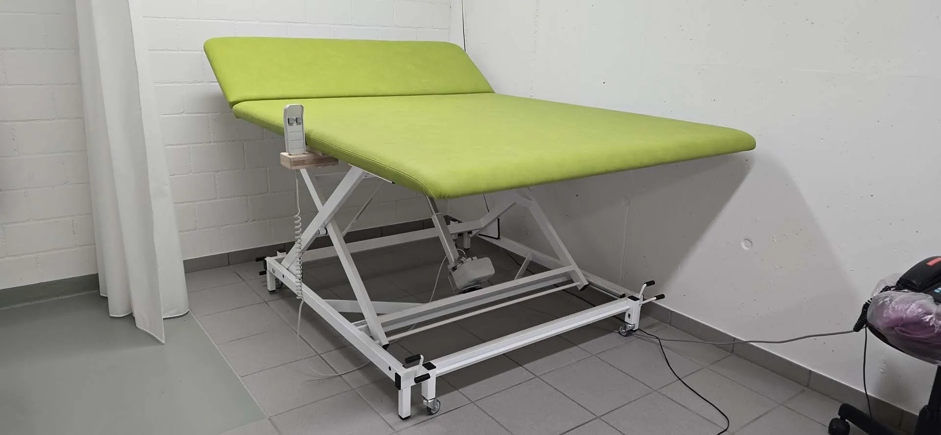 occasion-liege-ofner-03.jpg Lime green padded medical examination table with adjustable height and backrest