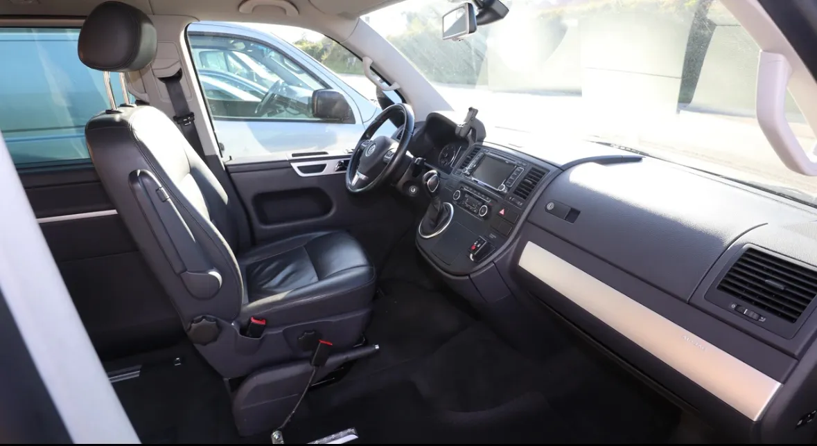 Innenansicht eines Autos mit Ledersitzen und moderner Instrumententafel.