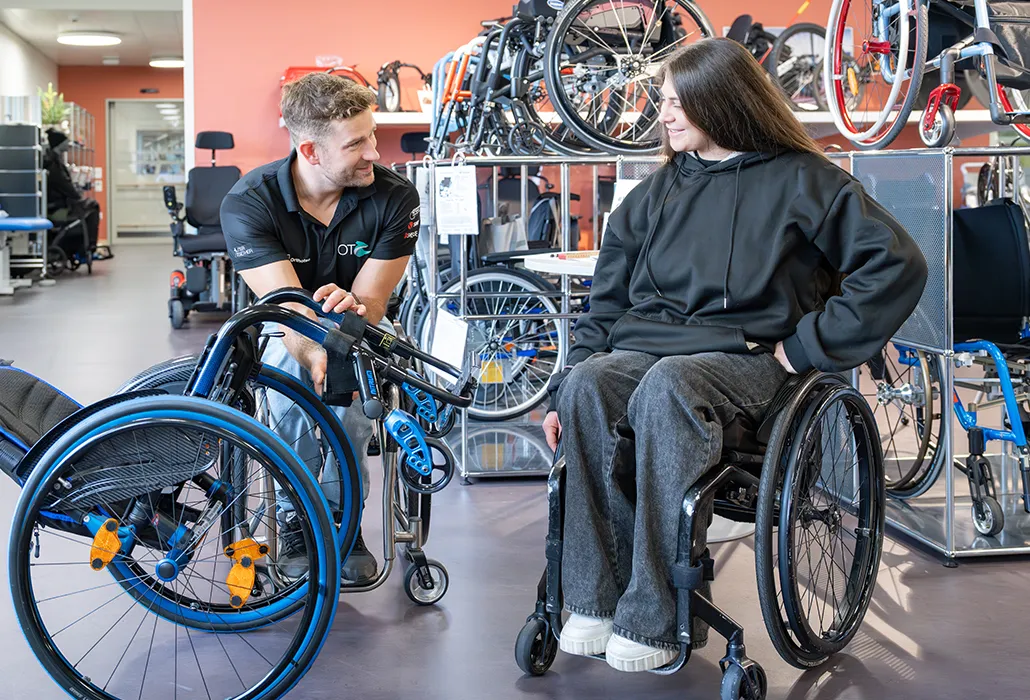 Orthotec Rehatechnik Beratung mit einer Kundin