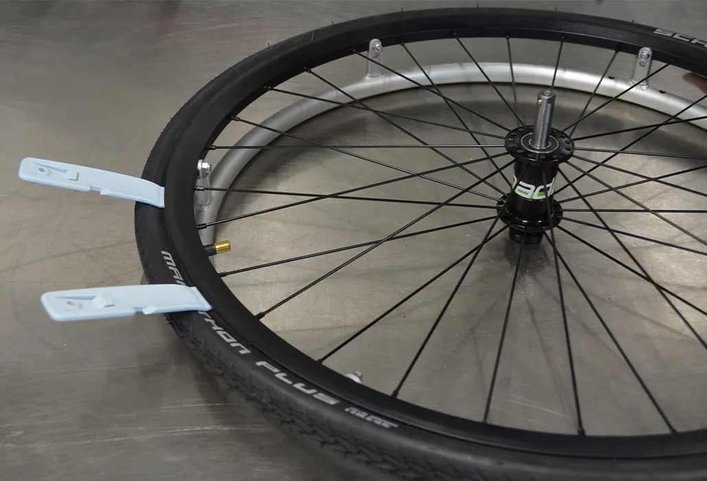 Orthotec Rehatechnik Pneu Wechsel Montierhebel anbringen