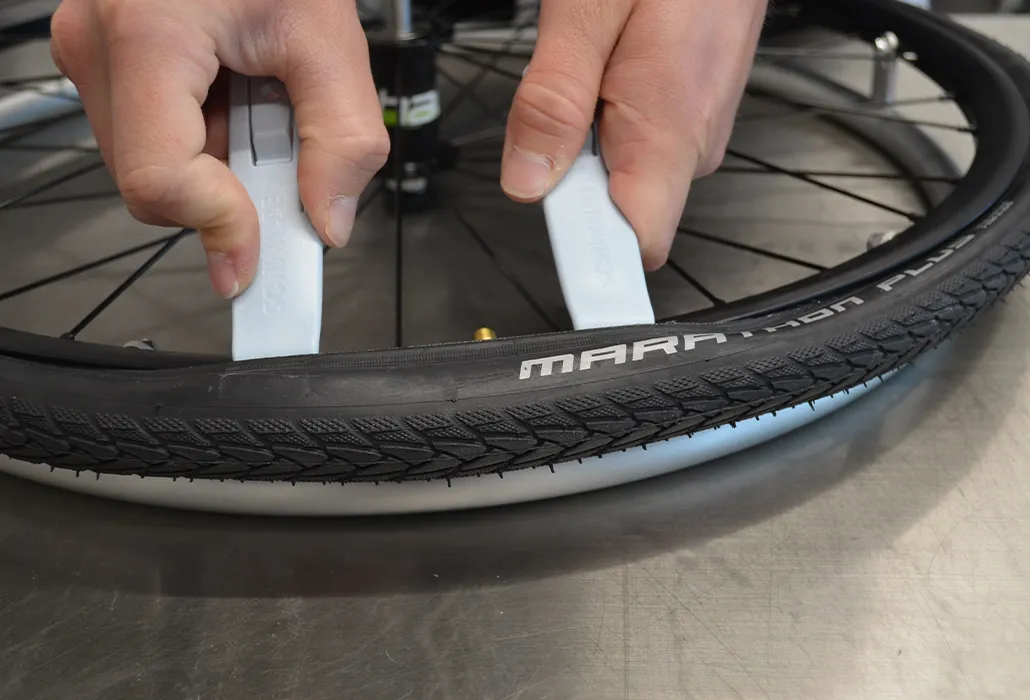 Orthotec Rehatechnik Pneu Wechsel lösen Montierhebel hebeln