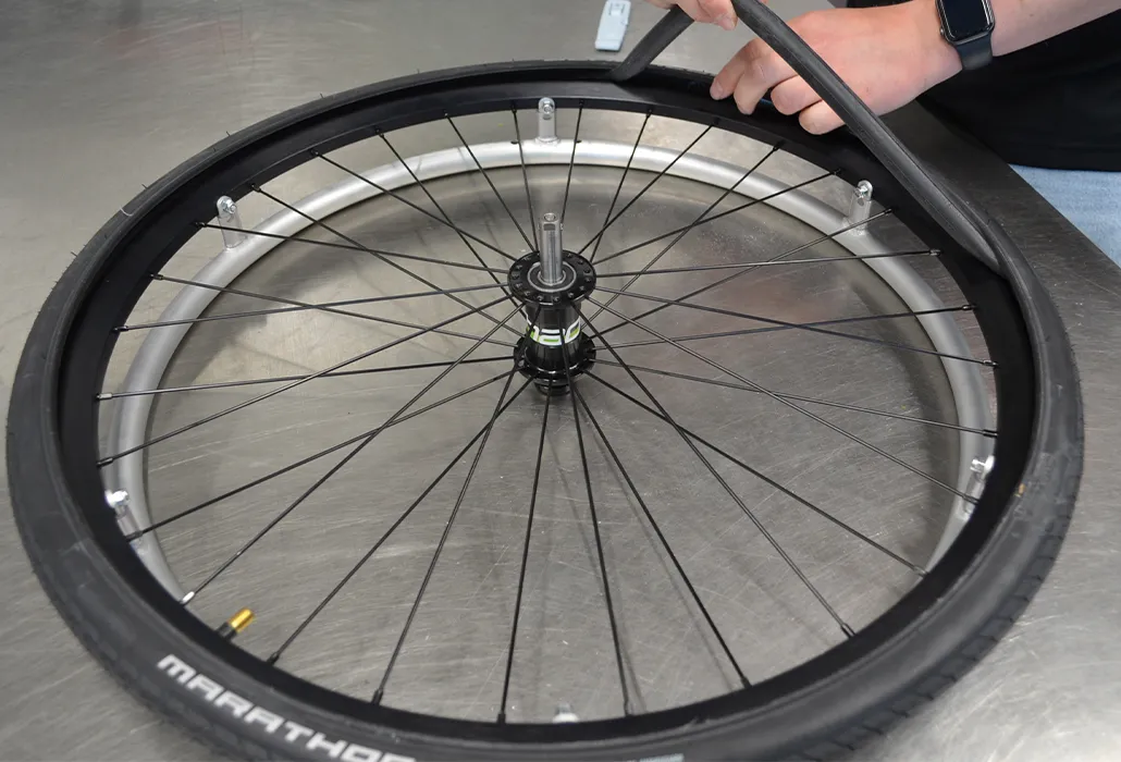 Orthotec Rehatechnik Pneu Wechsel Schlauch entfernen