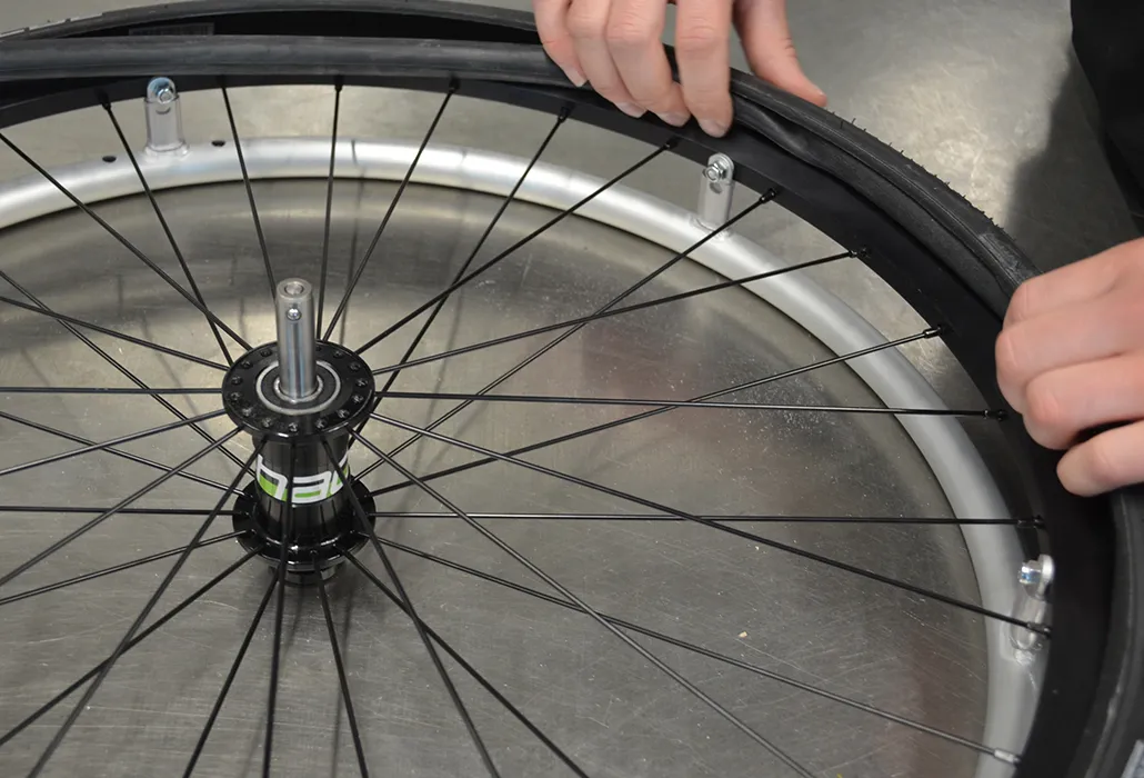 Orthotec Rehatechnik Pneu Wechsel Schlauch in Pneu einsetzen