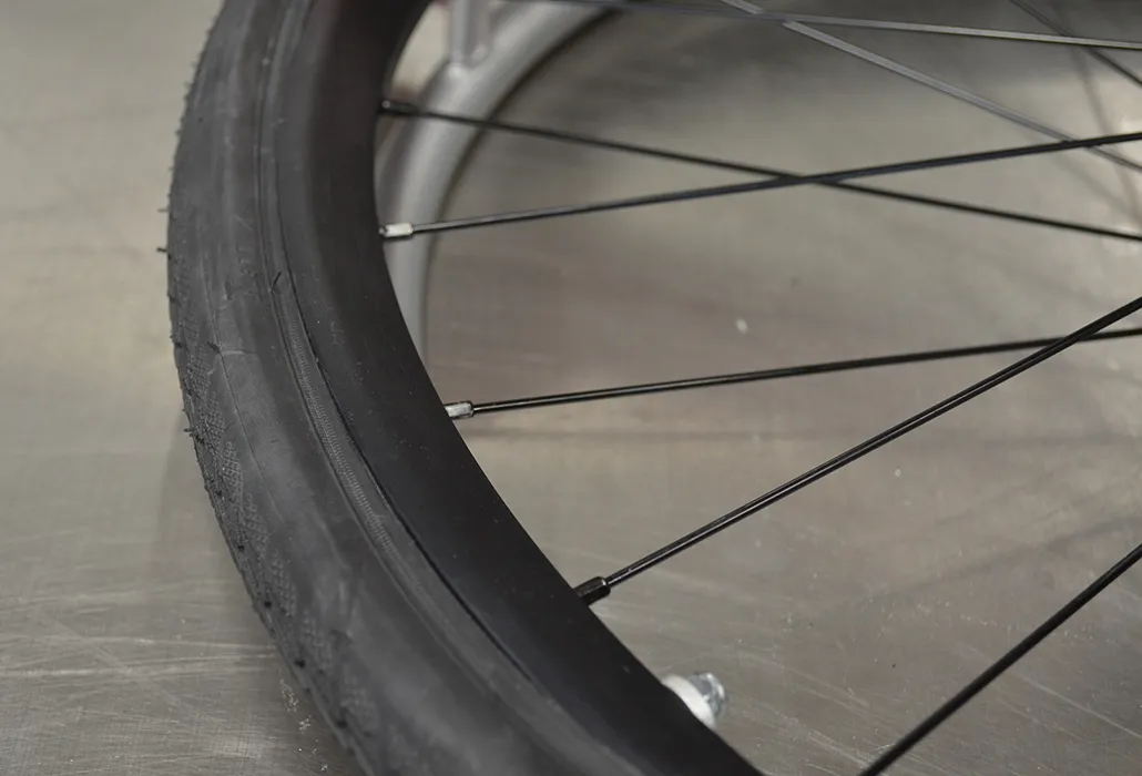 Orthotec Rehatechnik Pneu Wechsel Schlauch ins Felgenband drücken