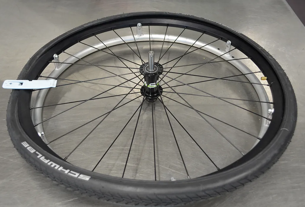 Orthotec Rehatechnik Pneu Wechsel Pneu in Felge drücken