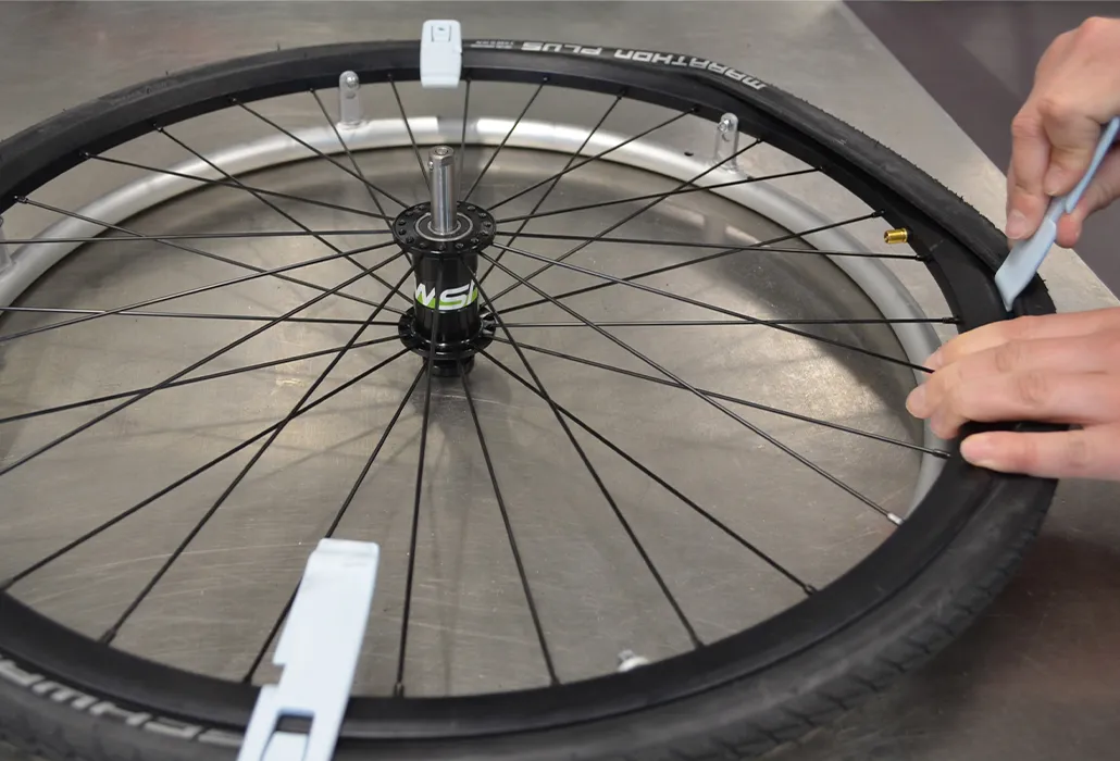 	Orthotec Rehatechnik Pneu Wechsel Pneu durch hebeln in Felge drücken