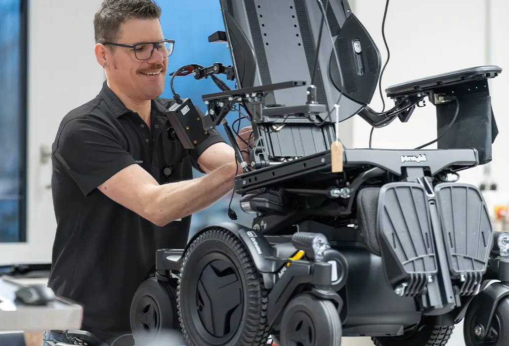 Orthotec Rehatechnik Roger repariert einen Elektrorollstuhl
