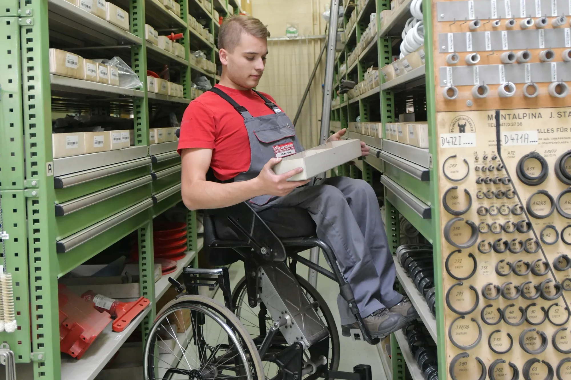 Lehrling arbeitet im Rollstuhl