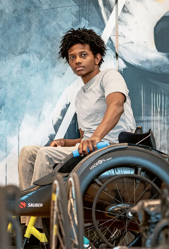 Matiwos Russom, Leichtathletik, schaut in die Kamera