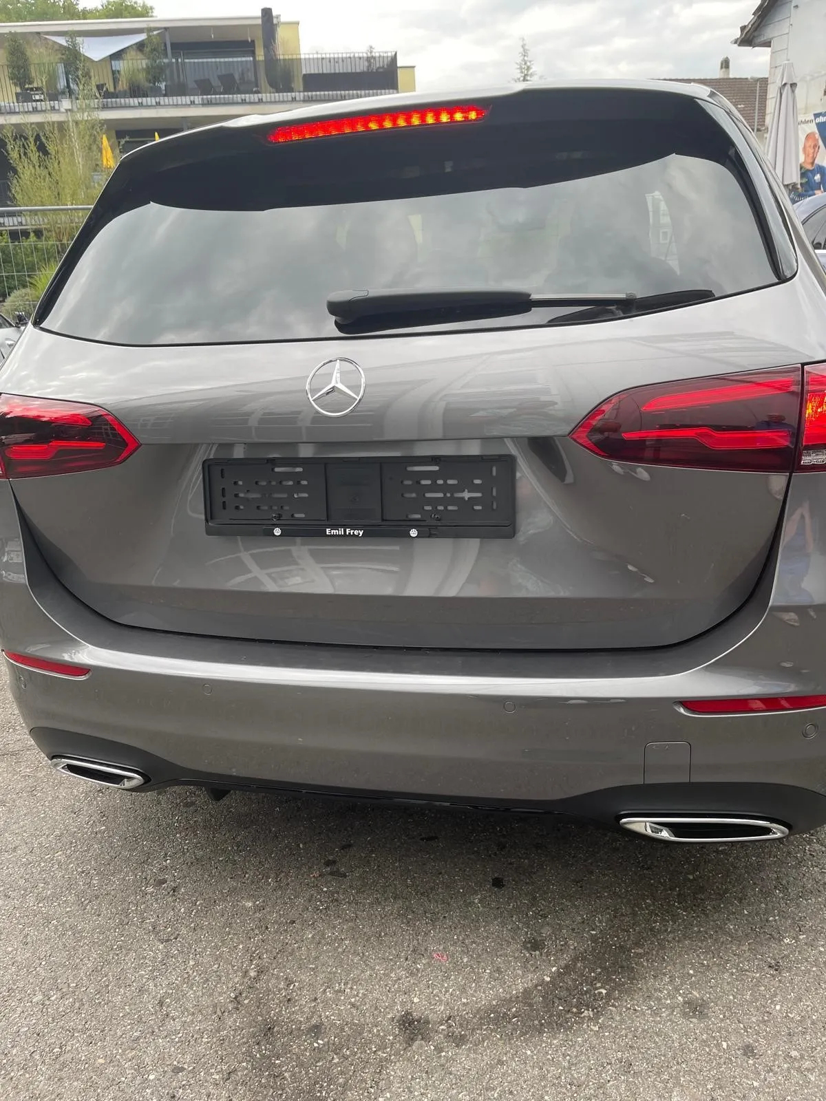 Rückansicht eines silbernen SUV mit modernen LED-Rückleuchten und Dachspoiler.