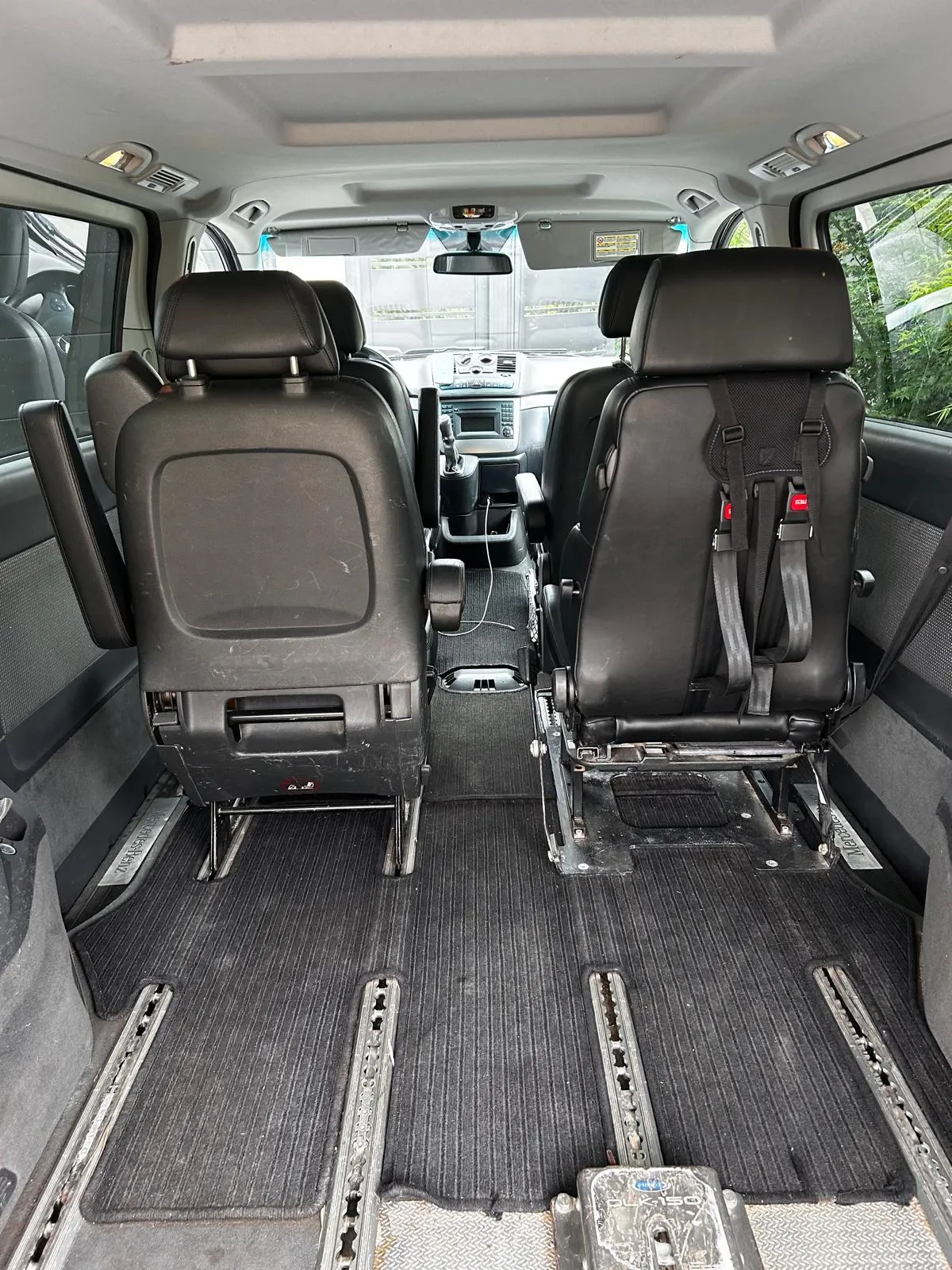 Innenraum eines Vans mit entfernten Sitzen, zeigt leeren Laderaum und Vordersitze.
