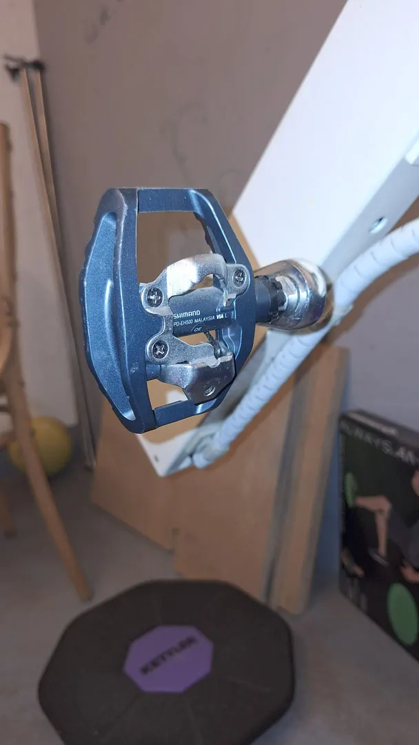 occasion-g-medical-tobler-03.jpg Blauer Vintage-Handmixer mit weißem Kabel auf grauem Tisch vor heller Wand.