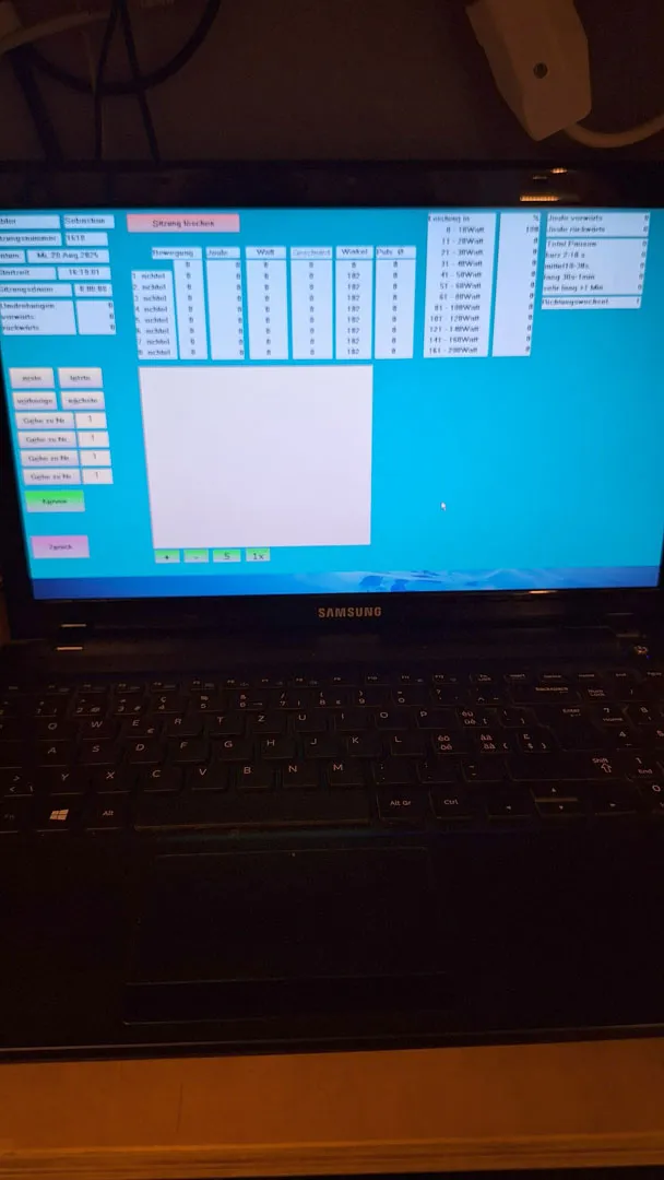 occasion-g-medical-tobler-04.jpg Laptop mit blauem Bildschirm zeigt mehrere geöffnete Fenster und Dateilisten.