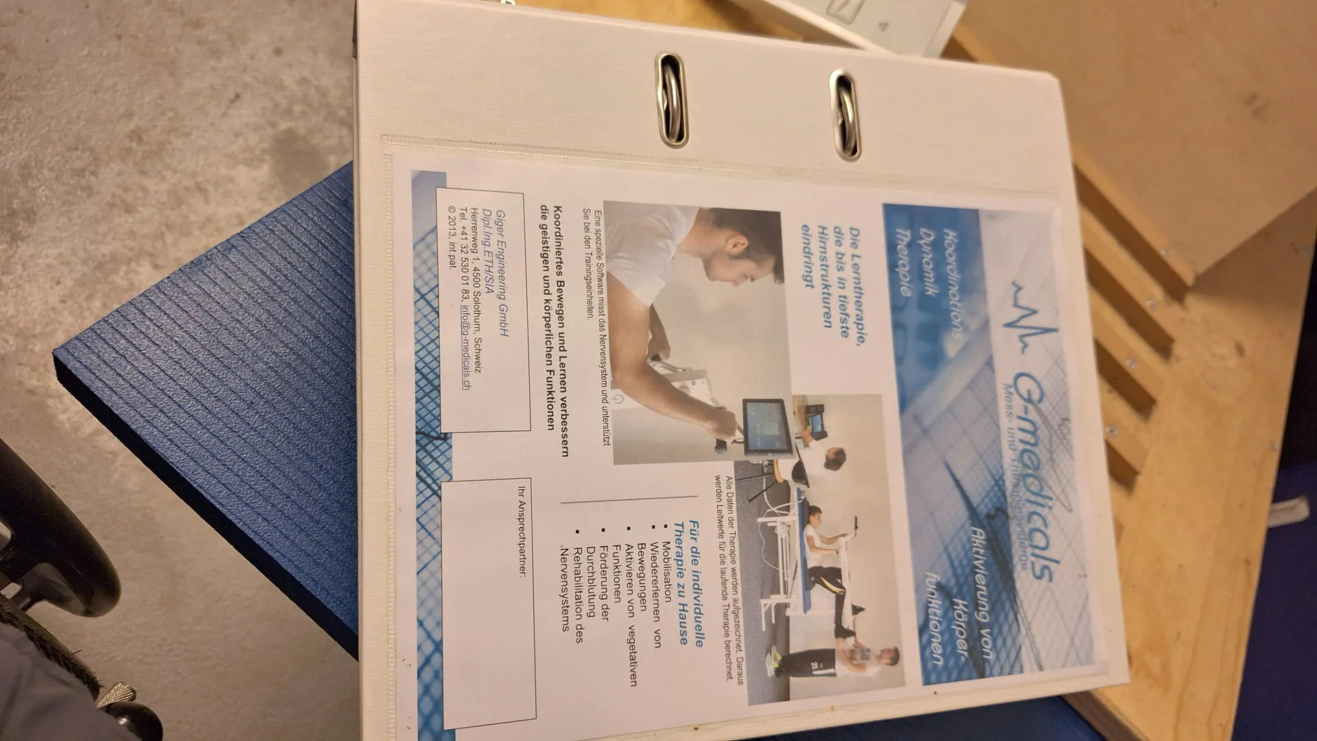 occasion-g-medical-tobler-06.jpg Formulare und Notizblock auf einem Tisch mit Holzstift.
