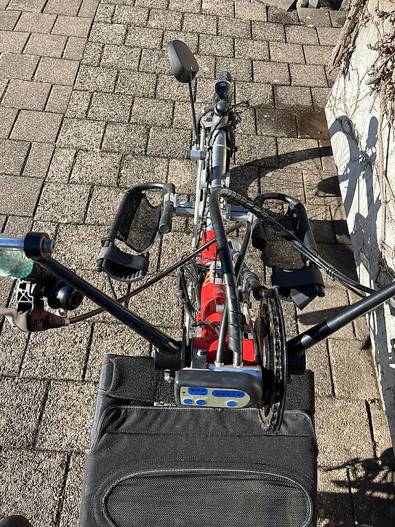 occasion-hasebike-ammann-03.jpg Fahrradlenker mit Tasche auf Kopfsteinpflaster, Schatten sichtbar.