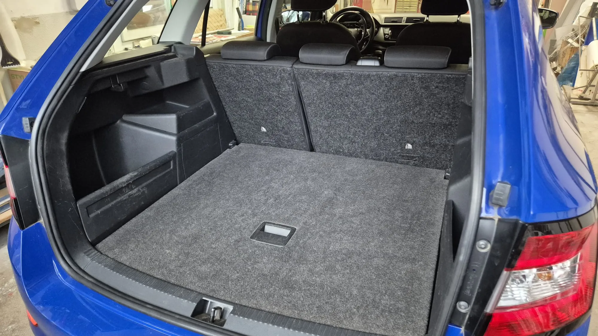 Geräumiger Kofferraum eines blauen SUVs mit umgeklappten Rücksitzen