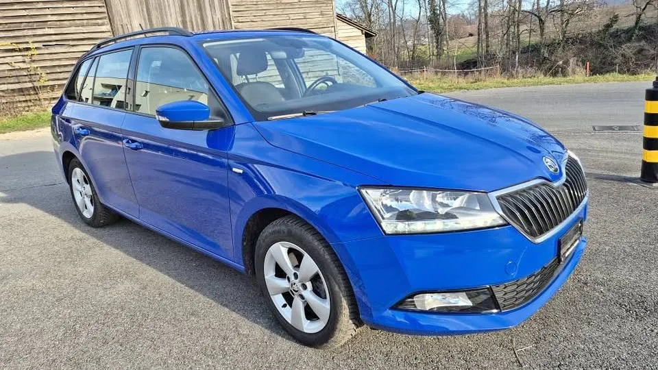 Blauer Škoda Kombi auf Parkplatz, seitliche Ansicht