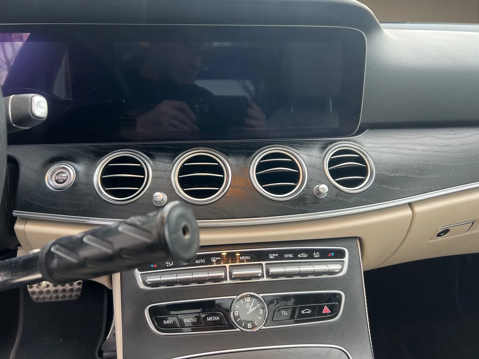 Modernes Armaturenbrett eines Luxusautos mit Touchscreen und Lüftungsöffnungen.