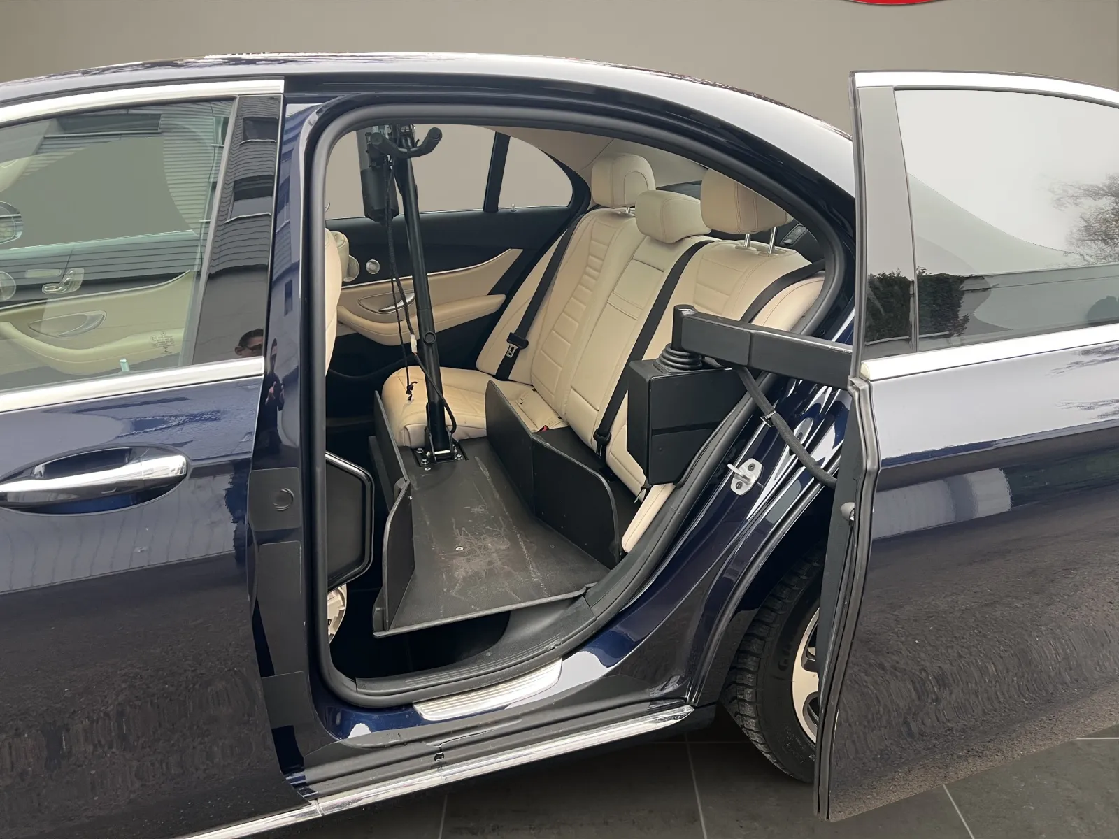 Geöffnete Autotür zeigt beige Lederinterieur eines Luxuswagens.