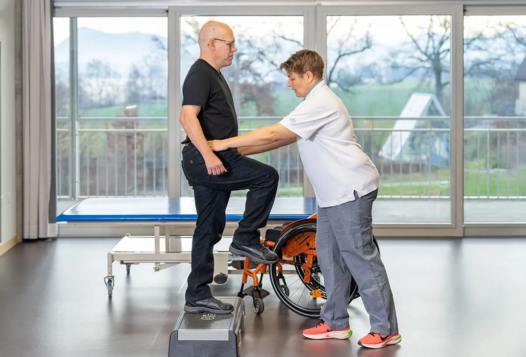 Ein Mann bei der ambulanten Therapie im SPZ