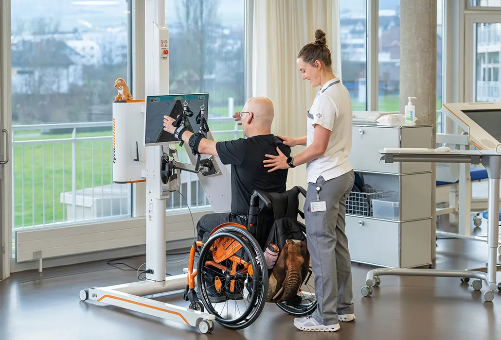 Ein Patient im SPZ arbeite mit der Ergotherapie mit dem Therapieroboter.