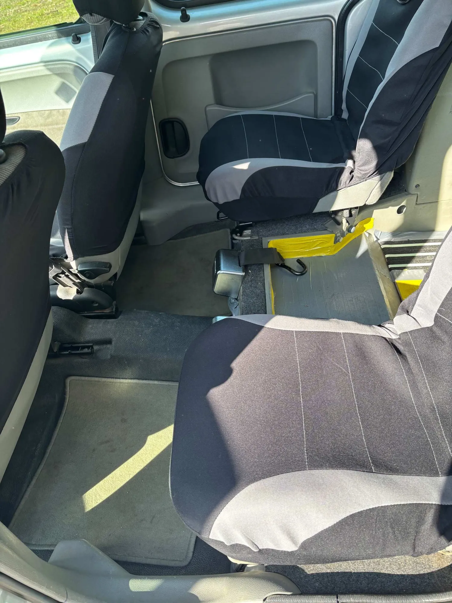 Innenansicht eines Hubschraubers mit Pilotensitzen und Instrumententafel.