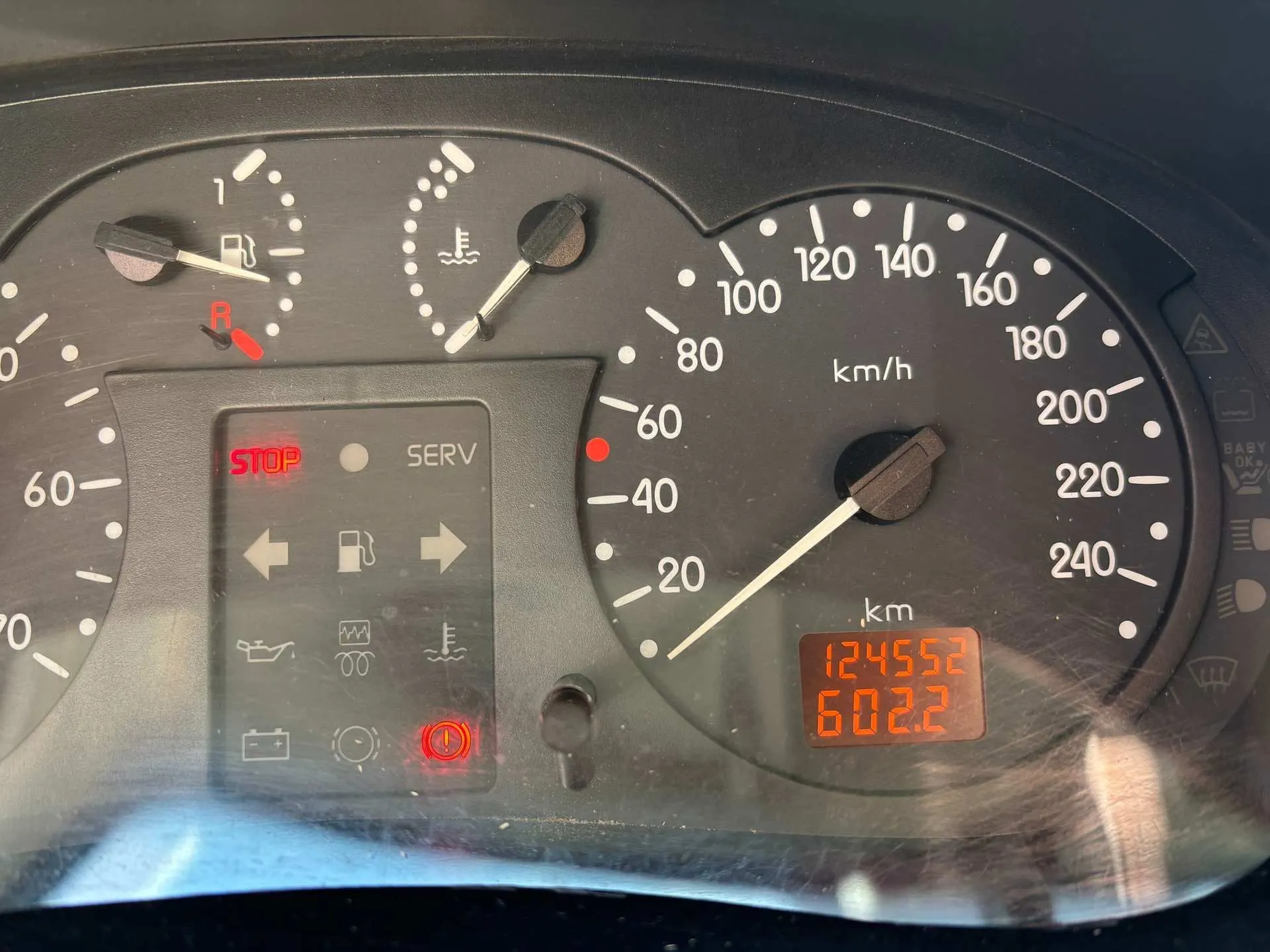 Armaturenbrett eines Autos mit Tachometer, Drehzahlmesser und Warnleuchten.