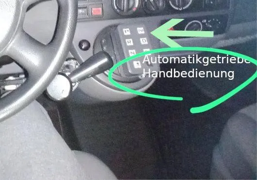 Lenkrad eines Autos mit Bedienelementen für Automatikgetriebe und Handbedienung.