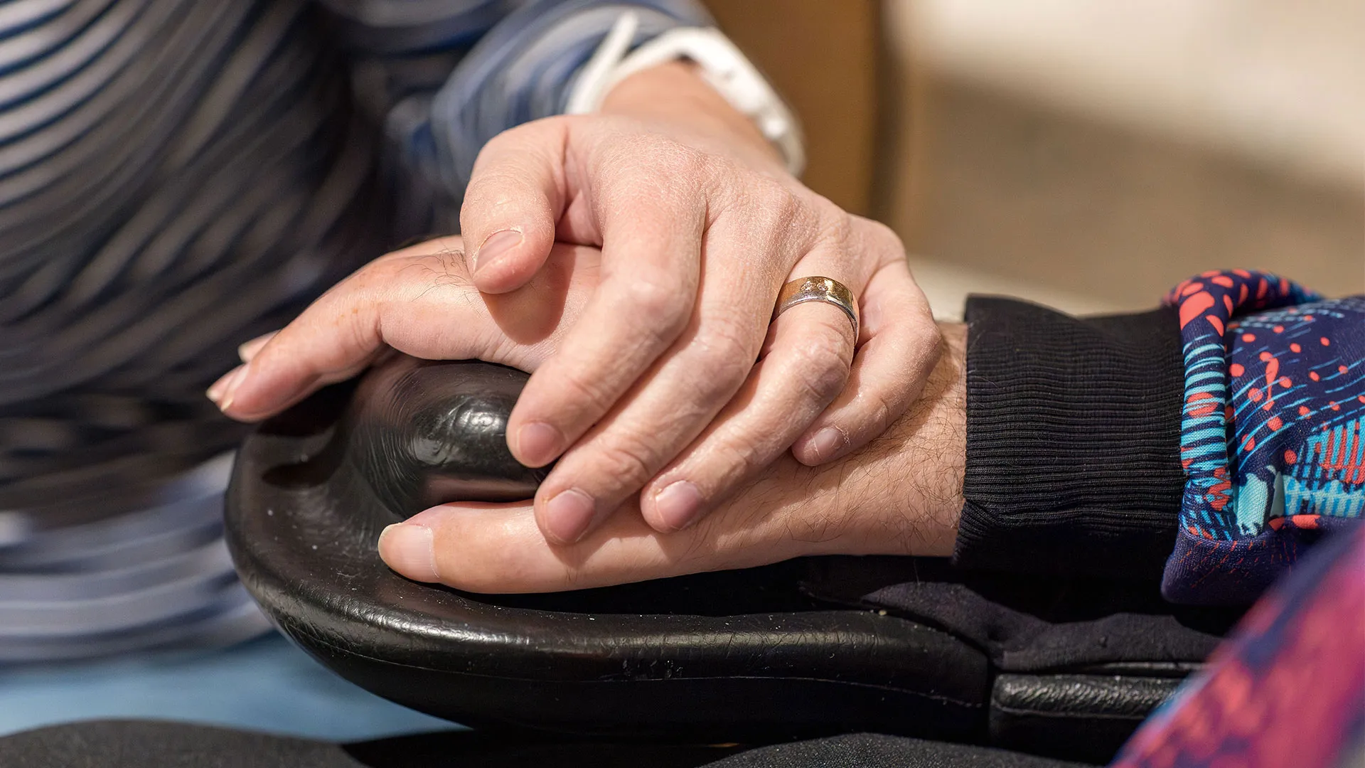 Die Hand von Gions Frau liegt auf seiner.