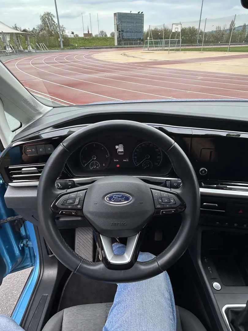 Innenansicht eines Ford-Fahrzeugs mit Lenkrad und digitalem Armaturenbrett.