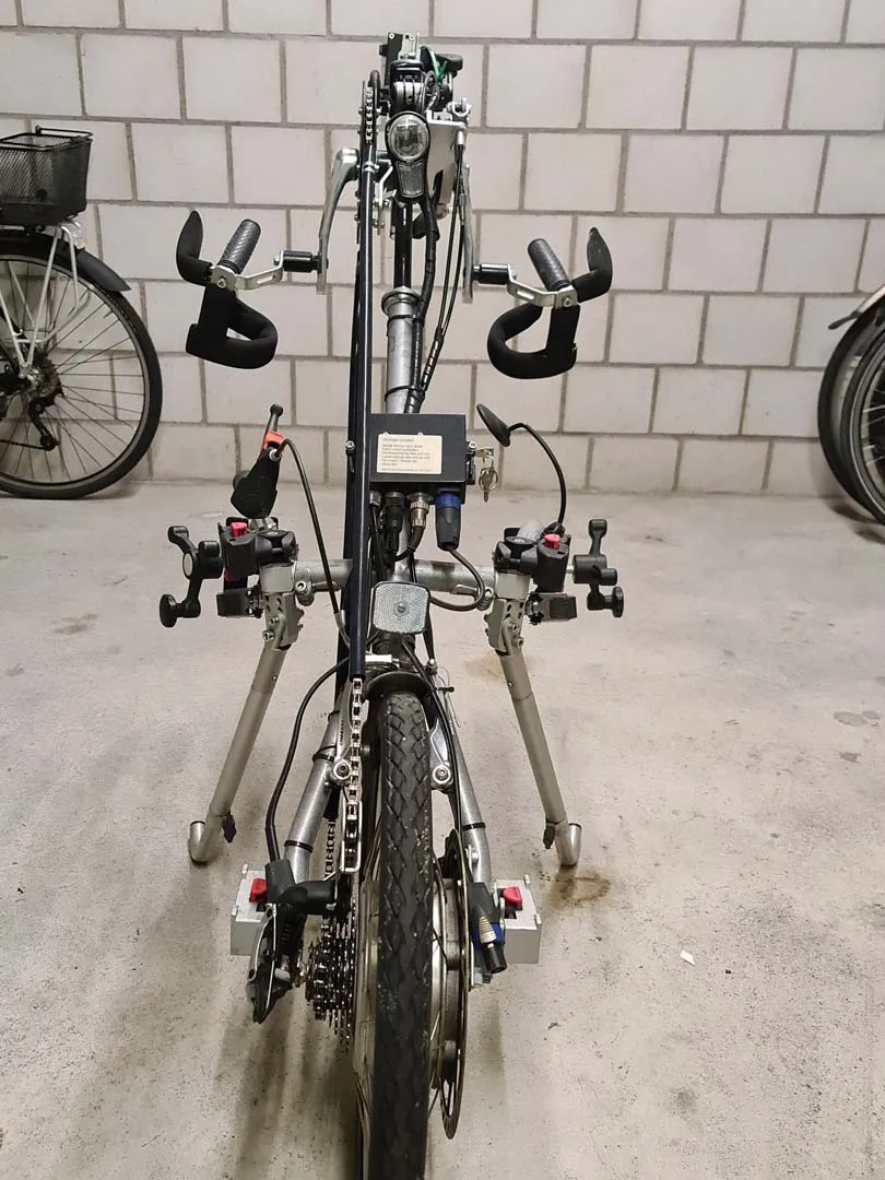 occasion-stricker-vorspannbike-nguyen-07.jpg Fahrradträger für vier Räder an Anhängerkupplung montiert, von hinten fotografiert.