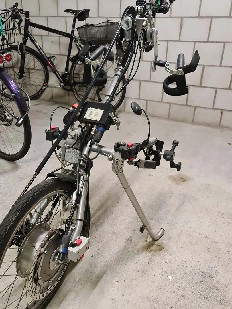 occasion-stricker-vorspannbike-nguyen-08.jpg Rennrad mit Zeitfahrlenker an Wand montiert neben anderen Fahrrädern