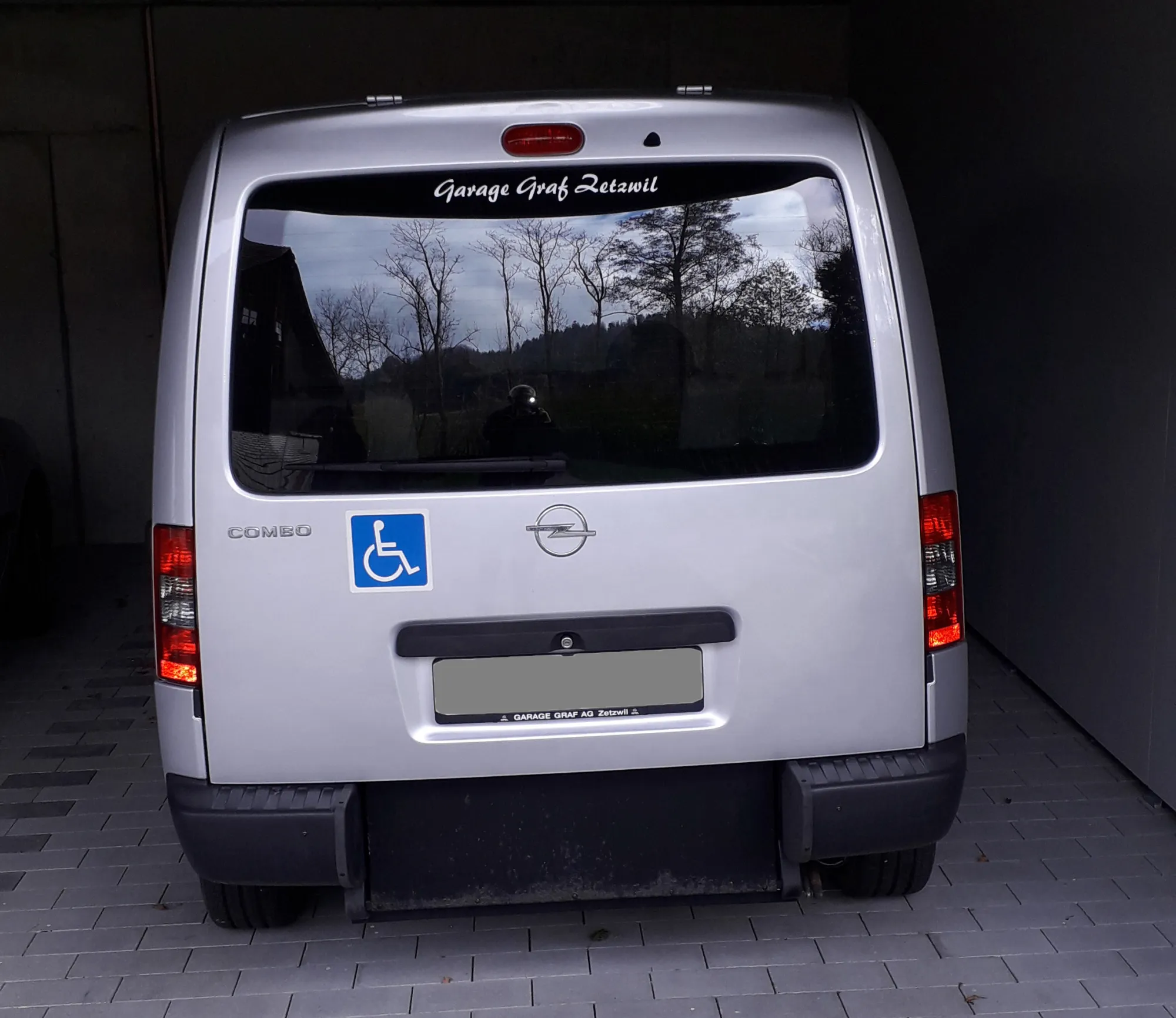 Weißer behindertengerechter Transporter in einer Unterführung.