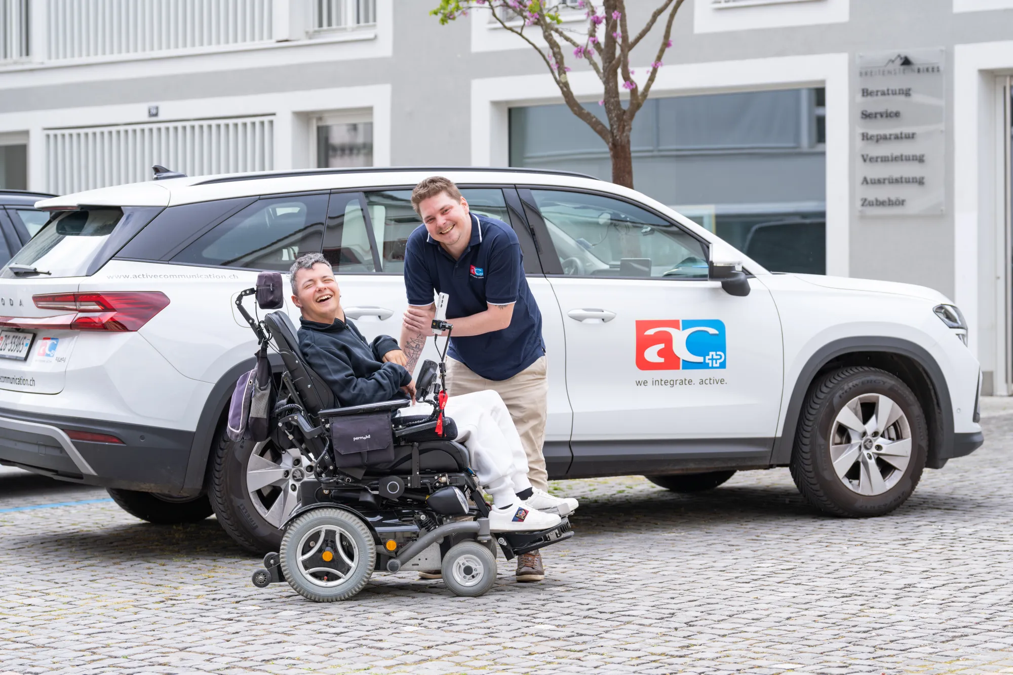 Tomor Frrokaj und Raphael Knörr vor dem Active-Auto.