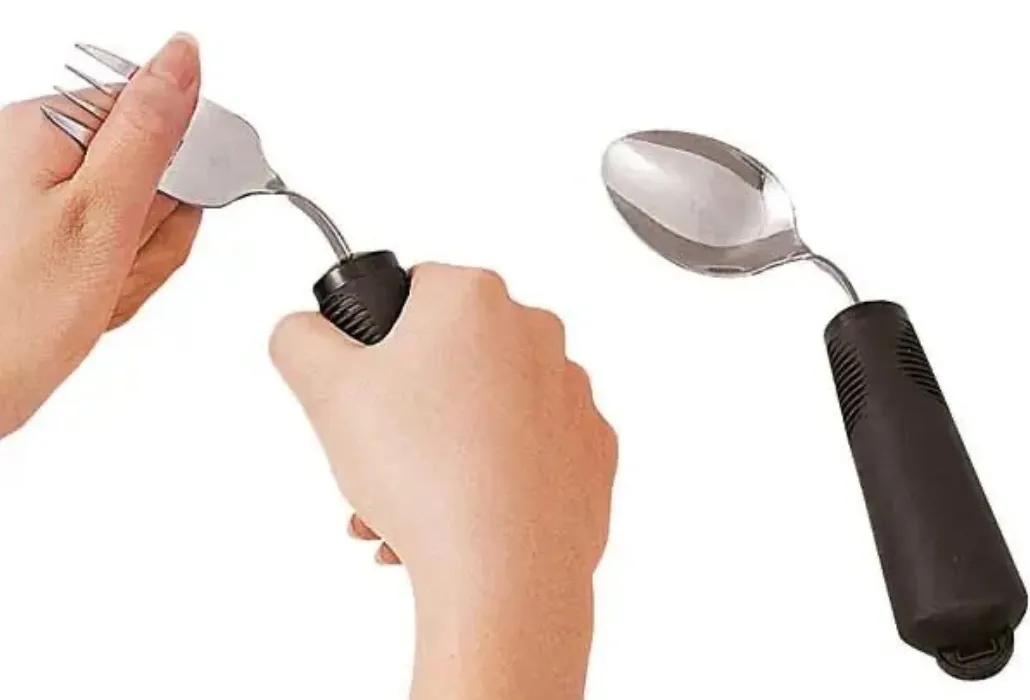Posate adattate con impugnatura più spessa per persone con una funzionalità limitata delle mani