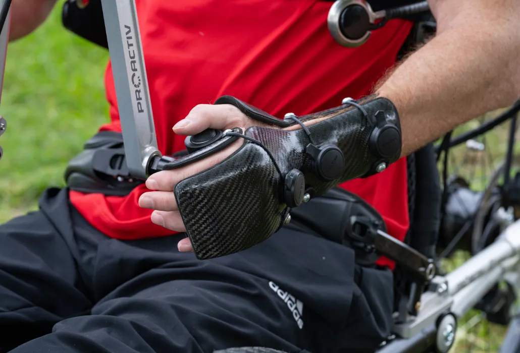 Die spezielle Steuerung ermöglicht eine sichere und intuitive Bedienung auch bei eingeschränkter Handfunktion.