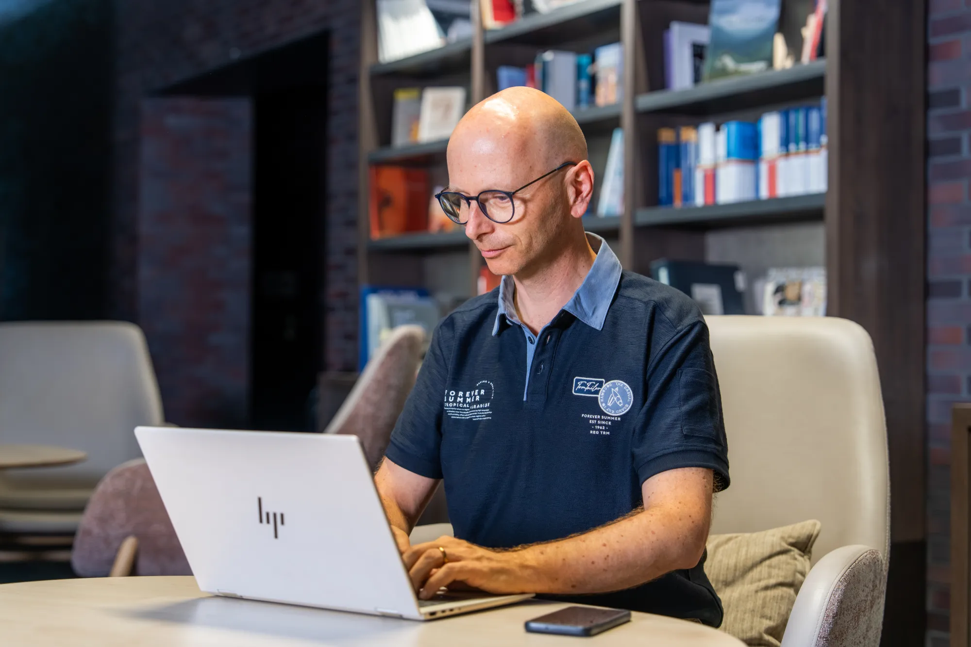 Yvan Magnin arbeitet am Laptop