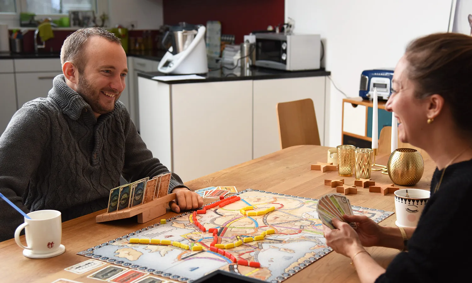 Damien und Rahel bei einem Brettspiel bei ihnen zu Hause