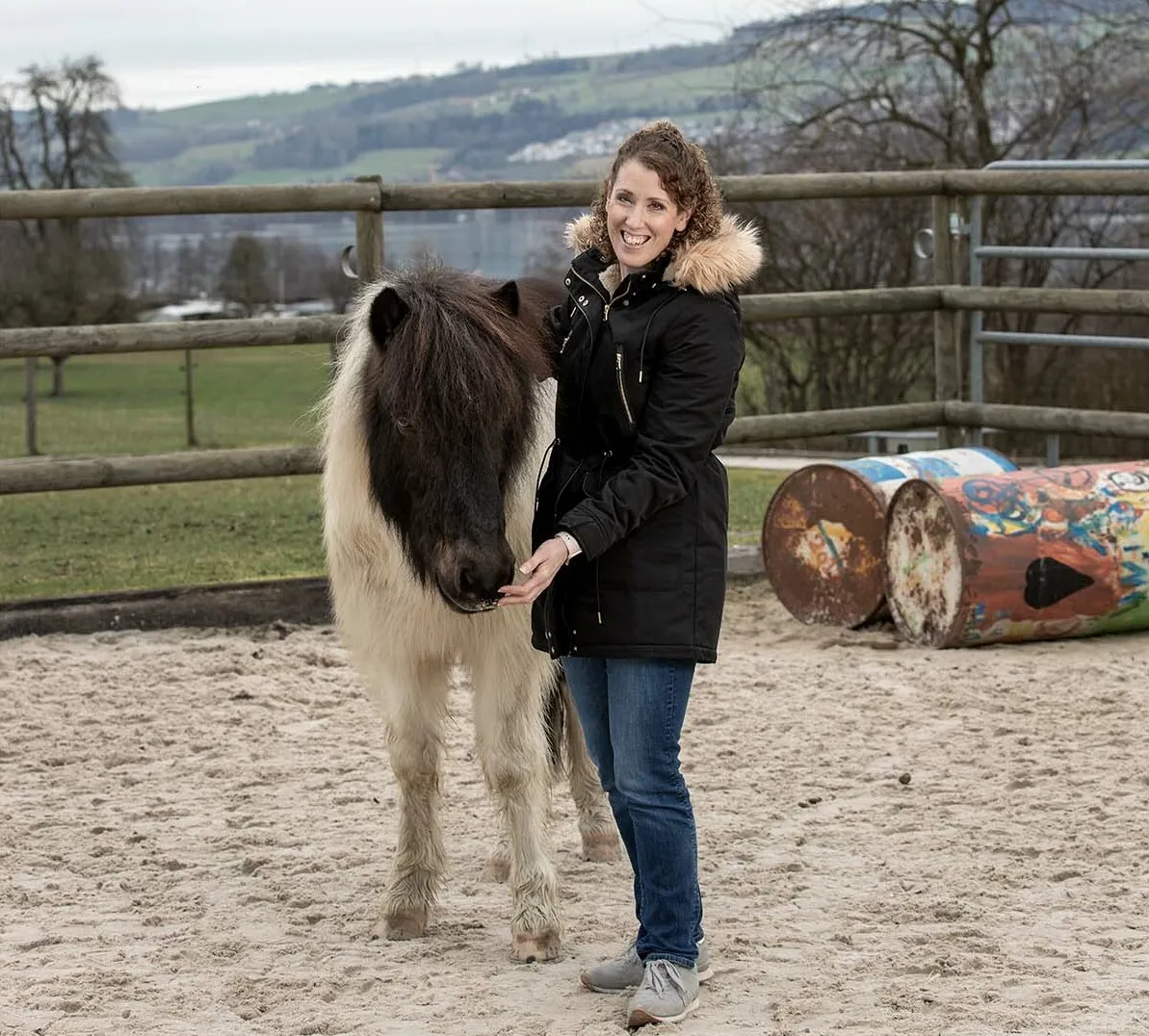 Myriam Landtwing mit dem Therapiepferd Trur