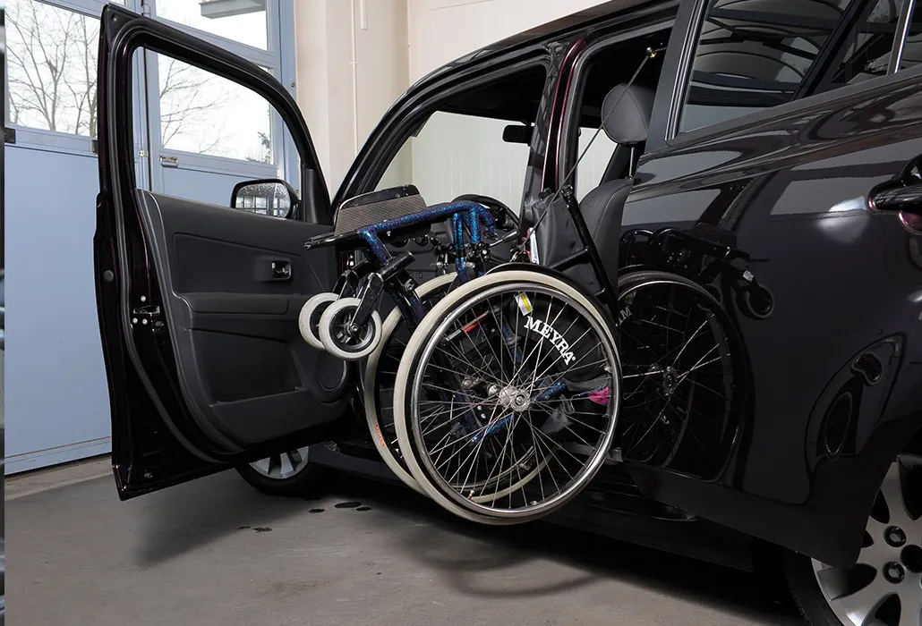 Orthotec Fahrzeugumbau Rollstuhl verladen Seilzuglift