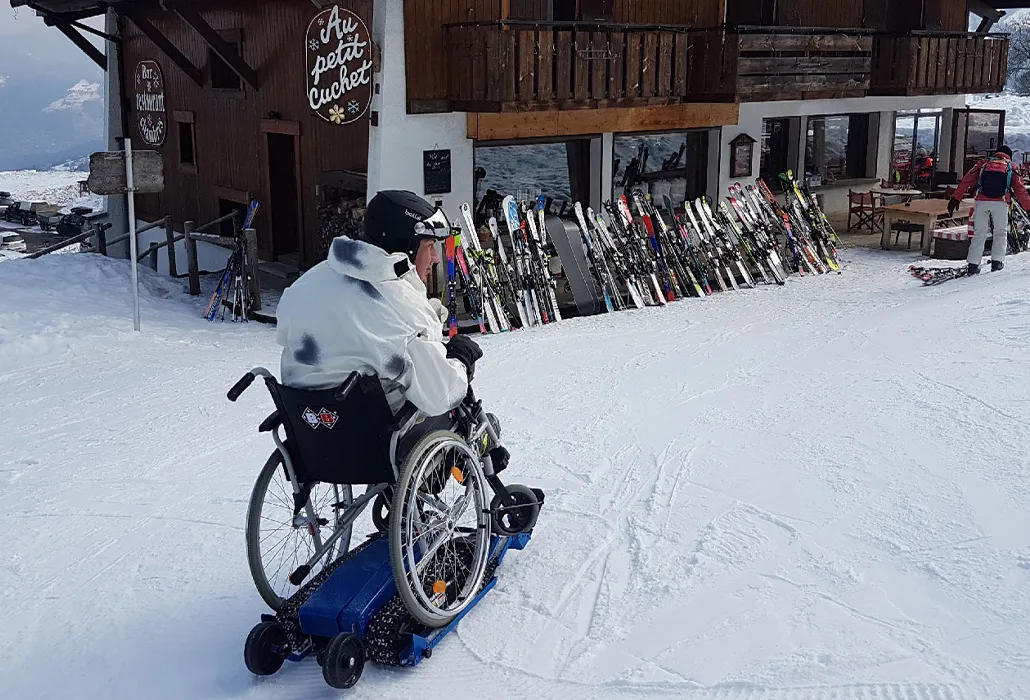 Mit dem Rollstuhl auf dem Freedom Trax über den Schnee fahren