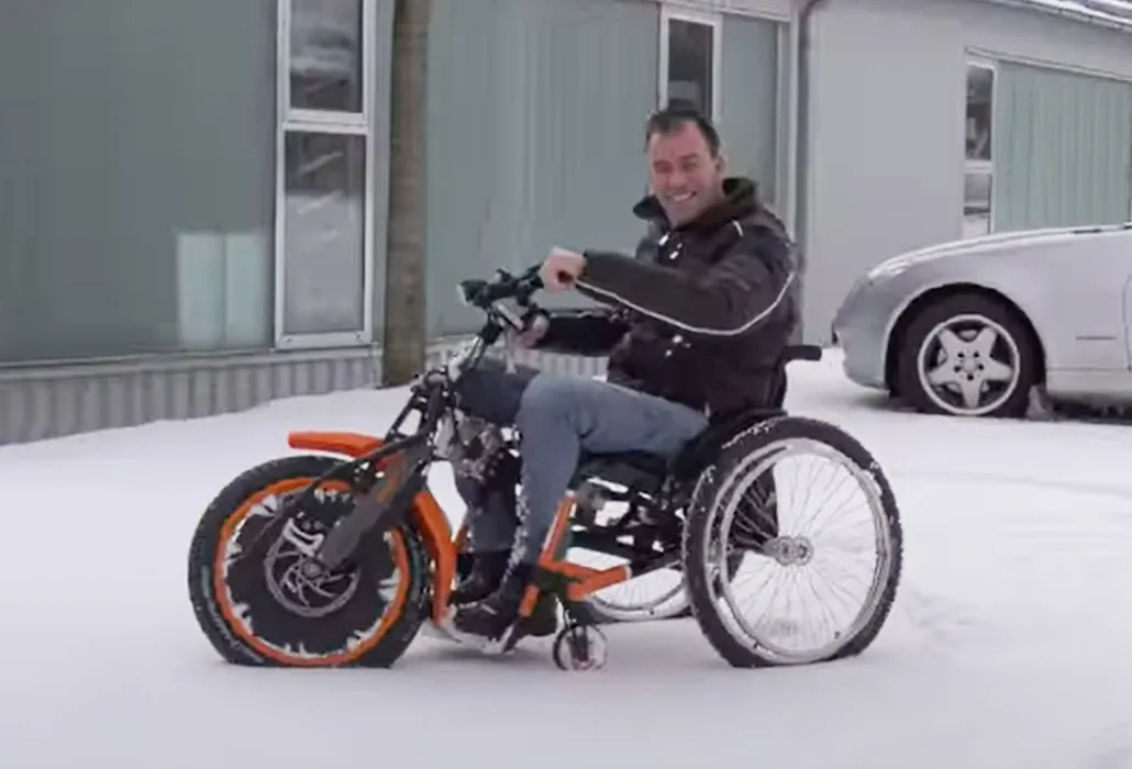 Rollstuhlfahrer mit Zugerät Pro-Activ im Schnee