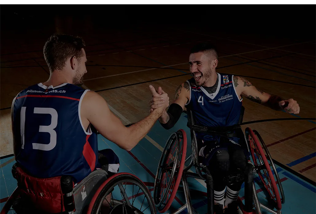 Orthotec Rollstuhlsport Basketballspieler klatschen sich ab