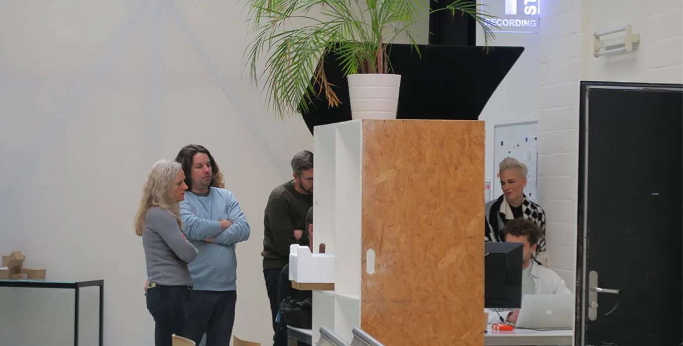 produktionsteam-an-der-cut-station