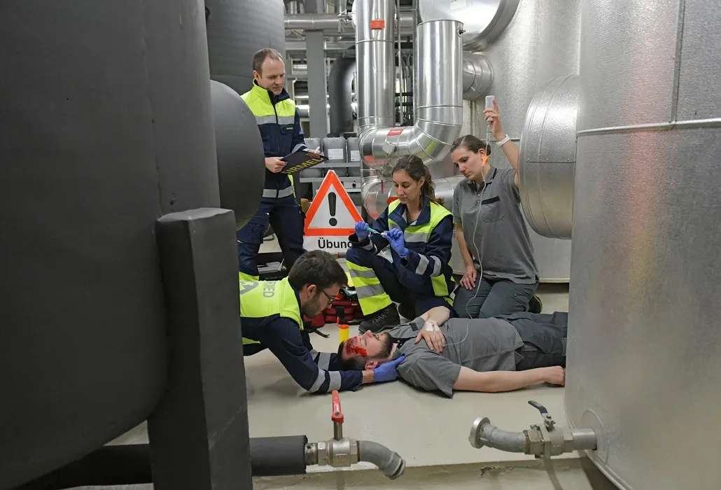 Simulationsuebung von Rettungssanitaetern in Ausbildung in einer Heizungszentrale