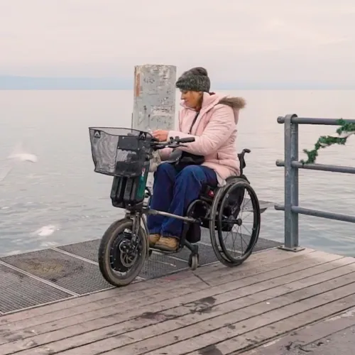 Frau im Rollstuhl am See