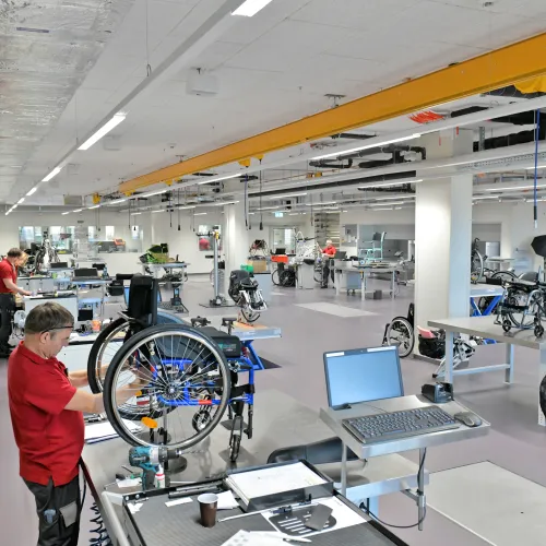 Halle in welcher Rollstühle gebaut werden