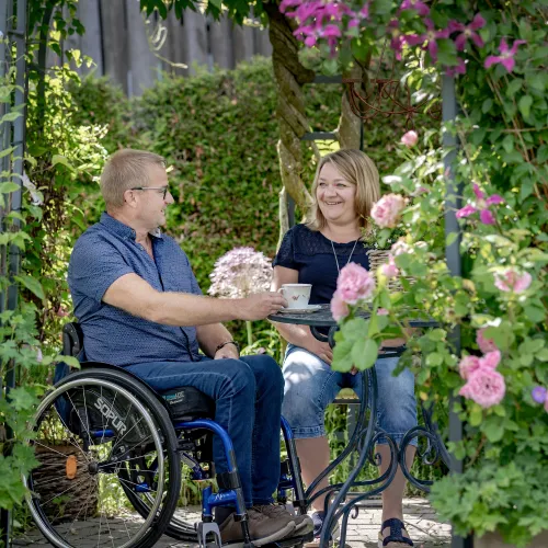 Mann und Frau im Garten