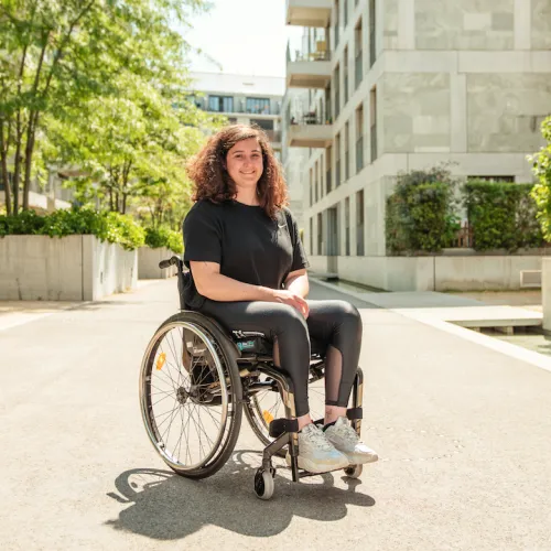 Giulia Damiano est assise dans son fauteuil roulant.