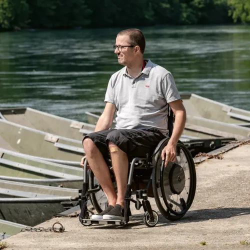 Mathias Studer auf Steg, Ruderboot Pontonier